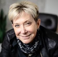 101 Ways to Rock Solo Female Travel: Pfeuffer, Charyn, Steele, Dayna,  Block, Jenny: 9781733792462: Amazon.com: Books