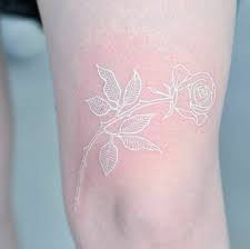 Weisses Tattoo Als Neuer Trend In Der Korperkunst Vor Und Nachteile Tattoo Stiles White Rose Tattoos Tattoos White Tattoo