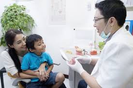 Dokter ahli atau spesialis ini, akan memeriksa, mendiagnosis, serta mengobati masalah kesehatan berdasarkan selama pemeriksaan menyeluruh, dokter gigi biasanya akan memeriksa gigi dan gusi, mencari benjolan, pembengkakan, perubahan. Apa Bedanya Dokter Gigi Drg Dan Dokter Gigi Anak Sp Kga