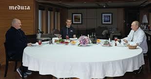 Путин наблюдава стила на плуване на лукашенко. Lukashenko I Ego Syn Obedayut S Putinym Na Yahte Fotografiya Meduza