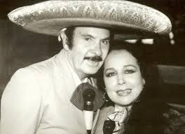 Parejas de oro. Un recuerdo de el charro de México Antonio Aguilar y Flor  Silvestre, pareja en la vida real y en la gran pantalla del cine de oro. # FlorSilvestre #AntonioAguilar #rancherasmexicanas #