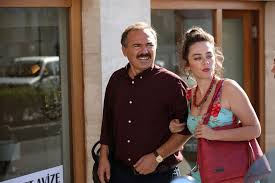 Filmin başrolerinde engin günaydın, demet evgar, erdal özyağcılar. Bild Von Aile Arasinda Bild 9 Auf 18 Filmstarts De