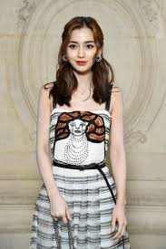An elegant personality, with an embroidered lady dior bag to match. Angela Baby Photos Photos Christian Dior Photocall Paris Fashion Week Womenswear Fall Winter 2018 2019 Fashion Week Fashion Paris Fashion Week