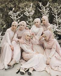 #fashionillustration #weddingdressillustration #desaingaunpengantinvideo ini mengenai tutorial desain hijab baju pesta yang dapat digunakan untuk acara forma. 10 Inspirasi Seragam Bridesmaid Yang Elegan Dan Anggun Seruni Id