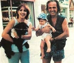 «τα περάσαμε τα 50 ναι. Elenh Rantoy H Eikona Me Ton Papakwnstantinoy Kai Thn Korh Toys Poy Sarwnei Sto Diadiktyo Photo Newsnowgr Com