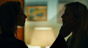 Detrás de la fachada de tranquilidad que proyecta el pueblo natal de su madre se esconden oscuros secretos que acechan sin tregua a dos jóvenes hermanos. Netflix Series Curon Ending Explained Heaven Of Horror