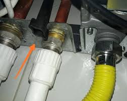 Kombi boru kombi kombi tesisatı kırmızı vana mavi vana kombi altı alt tarafı kombi hocası kombihocasi.com. Kombiye Su Nasil Basilir Tum Markalar Resimli Anlatim