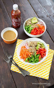 Buddha Bowl Avec Sauce Aux Cacahuetes On Craque Pour Le Buddha Bowl Elle A Table Cuisiner Healthy Manger Sainement Cuisine