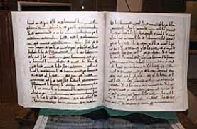مصحف المدينة المنورة العادي باللون الأخضر تمت طباعته في مجمع الملك فهد في المدينة المنورة و هو من أجمل نسخ القرآن الكريم مكتوب بالرسم العثماني و قد كتبه الخطاط عثمان. Ø³Ù„Ø·Ø§Ù† Ø§Ù„Ù‚Ø§Ø³Ù…ÙŠ ÙŠÙ‡Ø¯ÙŠ Ù…Ø¹Ø±Ø¶ Ø§Ù„Ø´Ø§Ø±Ù‚Ø© Ø§Ù„Ø¯ÙˆÙ„ÙŠ Ù„Ù„ÙƒØªØ§Ø¨ Ù†Ø³Ø®Ø© Ù…Ù† Ù…ØµØ­Ù Ø¹Ø«Ù…Ø§Ù† Ø¹Ø¨Ø± Ø§Ù„Ø¥Ù…Ø§Ø±Ø§Øª Ø§Ù„Ø¨ÙŠØ§Ù†