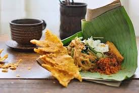 Seperti diketahui bahwa ciri khas masakan padaang adalah sambal cabe hijau yang dicampur dengan tomat hijau. 12 Kuliner Wajib Jika Kamu Liburan Ke Kabupaten Magetan