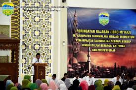 Peristiwa isra'mi'raj di atas menjelaskan bahwa segala hal yang mustahil dan tidak mungkin pada diri manusia, menjadi sangat mungkin untuk bisa terjadi bersama dengan allah. Peringatan Isra Dan Mi Raj Nabi Muhammad Saw Tingkat Kabupaten Tasikmalaya Tahun 1440 H Berlangsung Dengan Khidmat