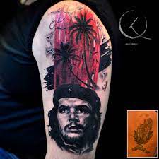 Портрет Че Гевара и перекрытие старой тату в стиле трэш полька на плече.  Сделать тату у мастера Каролины салон PlayPain.