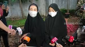 Bahkan nomor telepon manajer ricis sampai tak bisa digunakan karena terlalu banyak pesan yang masuk. Kronologis Wafatnya Ayah Ria Ricis Tidur Terpisah Dengan Istri Lalu