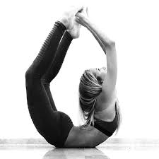 9 Cose Da Sapere Sul Bikram Yoga Bikram Sta Allo Yoga Come Tae Bo Sta Al Kickboxing Come Billy Blanks Bikram Choudh Bikram Yoga Yoga Photography Yoga Asanas