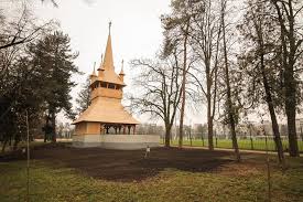 Parcul sportiv iuliu hatieganu dispune de urmatoarele: Biserica De Lemn Din Parcul Iuliu HaÈieganu A Fost RefÄcutÄ Complet Foto Stiri De Cluj