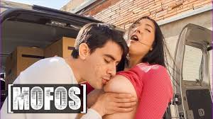 Mofos - Valeria Valois Le Pide a Jordi que La Ayude a Llevar Sus Cosas y Le  Agarra La Polla Para Convencerlo - Pornhub.com