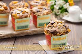 E amalgamate bene il tutto 13 fino ad incorporarli nell'impasto 14.in una pirofila ponete 200 g di fiocchi di mais interi, dopodichè prendete un cucchiaino di impasto alla volta e con le mani fate delle palline del peso di circa 32 g ciascuna; Muffin Corn Flakes E Cioccolato