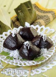 Tape ketan hitam merupakan makanan yang terbuat dari ketan yang sudah dimasak lalu dilakukan proses fermentasi. Kue Iwel