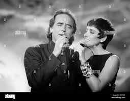 Ana Belén y Joan Manuel Serrat en el concierto 'Mucho más que dos'. Palacio  de Deportes de Gijón, 1994 Stock Photo