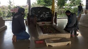 Yesus berkata bahwa bahkan salomo yang begitu mulia pun tidak berpakaian seindah salah satu dari bunga itu. Makam Bung Karno Dibuka Kuncen Takut Tertular Corona Dari Peziarah Suara Jatim