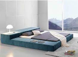 groot bed op de grond kingsize bed on the ground groot kingsize bed blauw blue zacht soft grote big r bed design modern modern bed modern bed frame