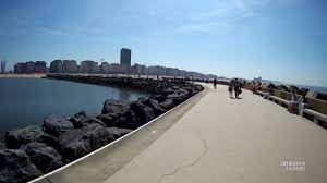Deze kosmopolitische badplaats heeft lange zandstranden, een moderne haven en voortreffelijke visrestaurants. Ostend Beach Belgium Oostende Strand Belgie Youtube