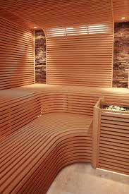 Sauna Mit Schmalen Leisten Und Zwei Steinstreifen An Der Wand Erdmann Sauna Erdmannsaunabau Erdmannexklusive Spa Dizajn Dom Dizajn Interera Vannoj Komnaty