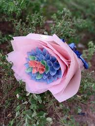 Bunga kertas atau bougenville biasa tumbuh di daerah tropis. Gubahan Bouquet Wang Kertas Sesuai Untuk Mas Kahwin