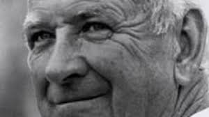 Kraft inducts Billy Sullivan into Patriots Hall of Fame