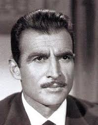 مكرم محمد أحمد من مواليد مدينة منوف بمحافظة المنوفية في دلتا مصر، وحاصل على ليسانس الآداب قسم الفلسفة جامعة القاهرة عام 1957، وبدأ عمله الصحفي محررا بصحيفة الاخبار ثم مديرا لمكتب الأهرام بالعاصمة السورية دمشق، ثم مراسلا عسكريا باليمن عام 1967 ورئيس. Ø£Ø­Ù…Ø¯ Ù…Ø¸Ù‡Ø± ÙˆÙŠÙƒÙŠØ¨ÙŠØ¯ÙŠØ§