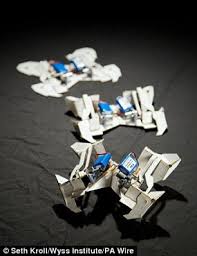 Saya mengumpulkan kertas toilet dan tabung handuk kertas, kotak sereal, kaleng kosong, wadah yoghurt, tutup plastik, dan sebagainya. Origami Robot Ini Berasal Dari Robot Transformers