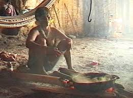 Nachts schlafen sie in hängematten, in der nähe ihres feuers. Fotostrecke Yanomami Regenwald Indianer Am Orinoco Der Spiegel
