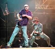 Cabe recordar que, en 2016, el indio contó durante un. Rockeros Vestidos Indio Solari Tiene Estilo Aqui Un Retrato Blocdemoda Com Cultura Moda