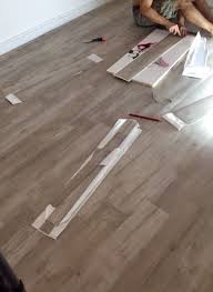 Poser Un Sol En Lames Vinyles Adhesives Bambi Design Deco Sol Vinyle Vinyle Valorisation Immobiliere