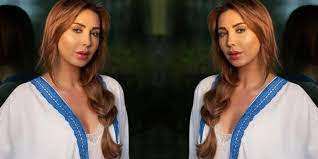 جويل مردينيان بإطلالة جريئة جدا تعرضها للانتقاد وشاح يغطي جسدها فقط