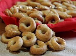 Separatamente fate bollire dell'acqua salata e versateci dentro i taralli, pochi per volta, estraendoli nel momento in cui salgono a galla. 30 Idee Su Taralli Dolci E Salati Nel 2021 Idee Alimentari Ricette Cibo