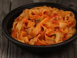 Spaghete cu sos de roşii. Paste Cu Sos Picant De Rosii Si Verdeturi Cooking Recipes Spaghetti Recipes Recipes