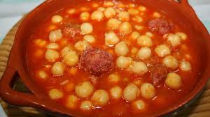 Plato de garbanzos cocidos y cocinados con salsa de tomate casera. 20 Recetas Con Garbanzos Para Saborear El Mediterraneo Gurme