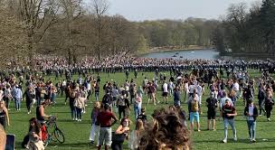 La boum 2 est maintenue le 1er mai. La Boum Au Bois De La Cambre Tensions Entre La Police Et Les Milliers De Personnes Rassemblees Bx1