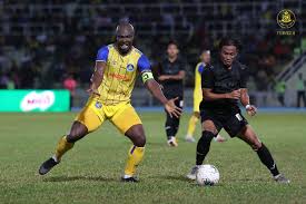 Nisan 2012'de nwakaeme, vietnam ligi şampiyonu slna ile beş aylık bir sözleşme imzaladı. Selamat Tinggal Pahang Bola Berita Harian