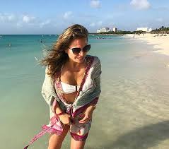 Partió su carrera conduciendo por algunos meses el pulso, el noticiario central del extinto canal 2. Soledad Onetto Sorprende Con Fotos En Bikini De Sus Vacaciones En Aruba Guioteca