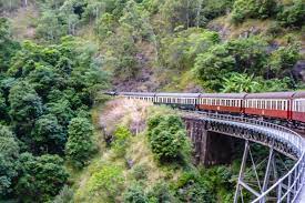 Lake mckenzie, lake boomanjin) verschiedenen typs, die ein extrem sauberes und klares wasser aufweisen.bei teilen der seen handelt es sich um solche in einer schicht aus schwebendem grundwasser: Kuranda Scenic Railway Im Zug Von Cairns Nach Kuranda Zugreiseblog