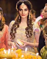Beauty Hayyyyyyyy Aimankhan Pakistani Party Hairstyle Mehndi Hairstyles Pakistani Makeup Looks