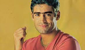 Rodrigo bueno, cantante e ídolo del cuarteto, nació en córdoba capital, el 24 de mayo de 1973 y murió el 24 de junio de 2000, a los 27 años, en un accidente de tránsito en la autopista. 6 Momentos Clave De La Vida De Rodrigo Bueno