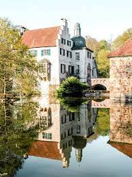 Dortmund is a vibrant and lively city that makes young population feel like home. Haus Dellwig Ein Wasserschloss Mit Herrenhaus Und Vorburg Dortmund Nordwarts