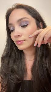 Sombras líquidas escarchadas de Yanbal: ¡brilla con estilo!