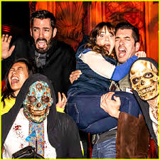 Jonathan scott and zooey deschanel found each other at just the right time in their lives — and their whirlwind relationship took fans by surprise. Zooey Deschanel Jonathan Scott Are Instagram Official After Halloween Horror Nights Outing Drew Scott Jonathan Scott Linda Phan Zooey Deschanel Just Jared