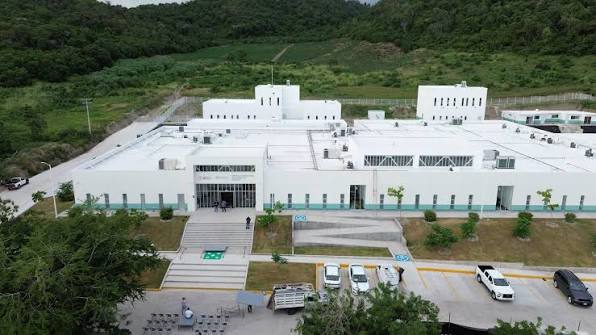 El Hospital Comunitario #IMSSBienestar de Maruata, Michoacán abre sus  puertas para atender a más de 50 mil personas. En la #MañaneraDelPueblo,  nuestro director general, Alejandro Svarch , junto con el gobernador de