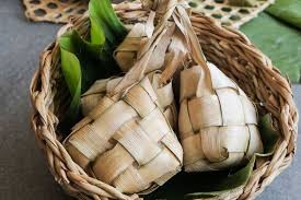 Selain itu, ceker ayam, daging ayam, kacang hijau, beras untuk lontong atau ketupat, sagu mutiara namun, tidak semua bahan masakan efektif dimasak dengan teknik 5 30 7. 5 Tips Membuat Ketupat Agar Tidak Cepat Basi Dan Rasanya Lebih Gurih Halaman All Kompas Com
