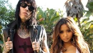 I am very excited to say, last week i asked my girlfriend brenda song to marry me and she said yes! Weird Trace Cyrus Brenda Song Are Having A Baby Hollywood Hiccups